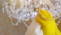 شركة تنظيف ثريات بالرياض يستخدم أحدث المعدات وأفضل المواد المنظفة لجعل الثريات جديدة