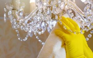 شركة تنظيف ثريات بالرياض يستخدم أحدث المعدات وأفضل المواد المنظفة لجعل الثريات جديدة